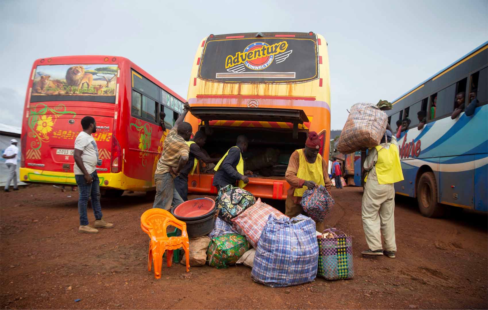 People take out the belongings of Burundian refugees from a bus which transported them from Tanzania to neighbouring Burundi, as part of a repartition program, at the Nyabitare transit site, in the Gisuru commune, Ruyigi province, Burundi, October 3, 2019.